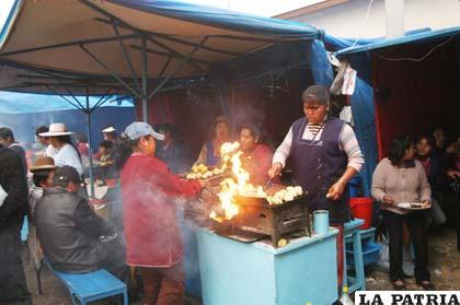 La venta de los exquisitos anticuchos, un negocio infaltable en El Calvario