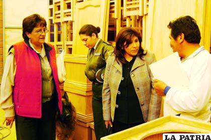 La Alcaldesa cuando apuraba en los talleres la entrega de mobiliario para unidades educativas de la ciudad (foto archivo)