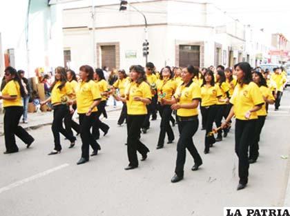Las calles céntricas de la ciudad ocupadas por los danzarines en su último ensayo, mientras las movilidades esperan turno para cumplir su recorrido 