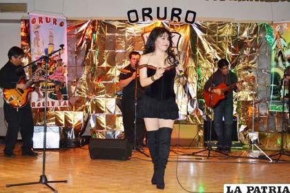 La artista orureña Rosario Arce en la celebración de Oruro en Canadá