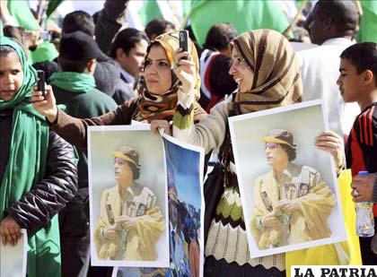 Simpatizantes del Gobierno libio muestran retratos del líder libio, Muamar el Gadafi, durante una manifestación convocada en Trípoli