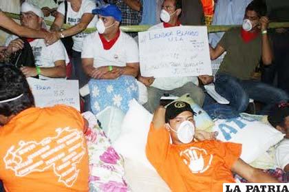 Estudiantes venezolanos en huelga pidiendo liberen a presos políticos
