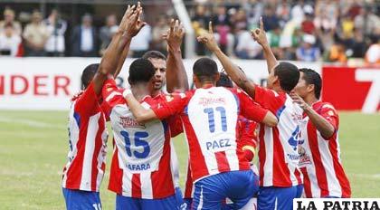 Los jugadores de Atlético Junior, de Colombia, festejan el gol del triunfo ante León de Huánuco, del Perú