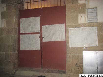 Carteles pegados en la pared del penal de San Pedro