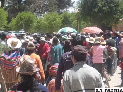 Gente reunida en Challapata