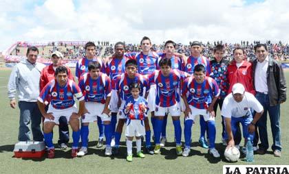 Equipo de La Paz F.C. en el estadio Cosmos 79