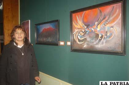 Mayda Mejía junto a sus obras de arte