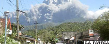 Volcán Bulusan de Filipinas está en actividad y provocó la huida de miles de personas