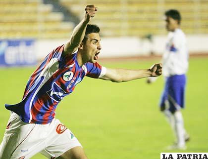 Emmanuel Cristori, celebra el gol que le dio la victoria a La Paz F.C.