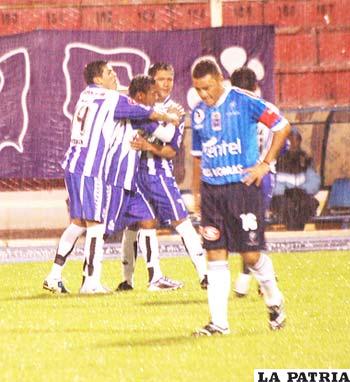 Jugadores de Real Potosí, festejan el gol de Víctor Hugo Angola