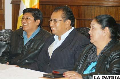 El gobernador Santos Tito (centro), junto a otras autoridades afines al Gobierno, anunció la realización de 23 proyectos en Oruro
