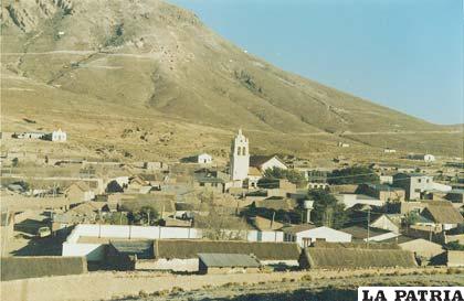 Población de La Joya, al fondo, el cerro con yacimientos mineros