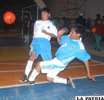 El fútbol de salón deporte de multitudes en Oruro