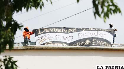Internos de San Pedro de La Paz protestan contra el repentino traslado de Leopoldo Fernández a Chonchocoro