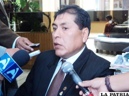 Rector de la UTO, Ermindo Barrientos, anuncia investigaciones por irregularidades en la entidad académica