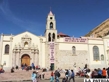 En Oruro, Entrada de Carnaval significa que los conjuntos terminan su peregrinación en el Santuario del Socavón