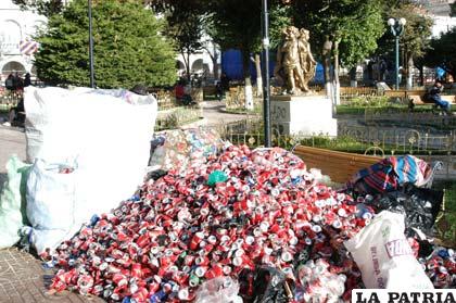 Miles de latas de cerveza son recolectadas durante el Carnaval