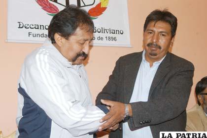 Sergio Apaza junto al nuevo presidente del Oruro Royal, Saúl Sánchez