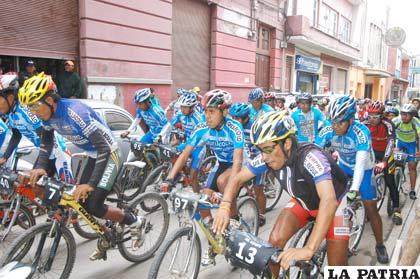 Las calles de Oruro, se vistieron de gala, con el paso de los ciclistas
