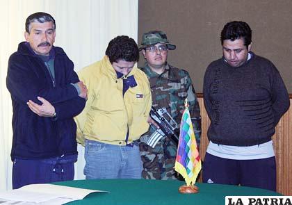 Tres policías aprehendidos son presentados a la prensa
