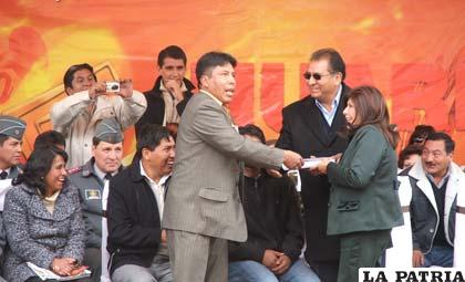 Músicos piden apoyo del gobernador Santos Tito y la alcaldesa Rossío Pimentel para construcción de sus campos deportivos