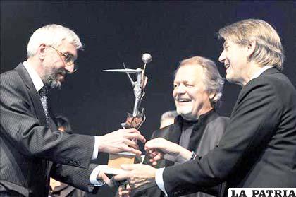 Los actores Peter Coyote (d), de EE.UU., y David Soul (c), de Inglaterra, entregan uno de los premios Hombre Habano del Año al ruso Oleg Chechilov 