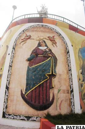 Réplica del título que ostenta el Carnaval de Oruro como Obra Maestra del Patrimonio Oral e Intangible de la Humanidad
