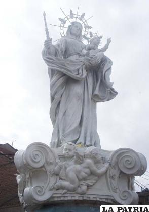 Monumento a la Virgen del Socavón situado en la cima del mirador construido muy cerca del Santuario