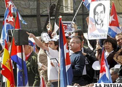 Opositores cubanos en Madrid frente a la Embajada de Cuba recordaron el primer aniversario de la muerte del preso de conciencia Orlando Zapata Tamayo 