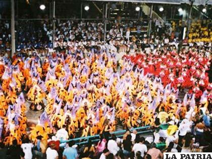Miles de cariocas bailan en las calles a una semana del Carnaval de Río