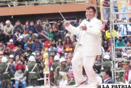 El maestro, Germán Salas Quispe hizo con la dirección de su batuta, viajar imaginariamente por Bolivia, cuando los músicos interpretaron el popurrí nacional