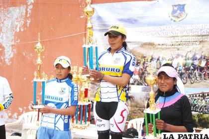 Darlin Bustos (2do.), Gladys Choque (1ro.) y Gilda Checa (3ro.) en damas