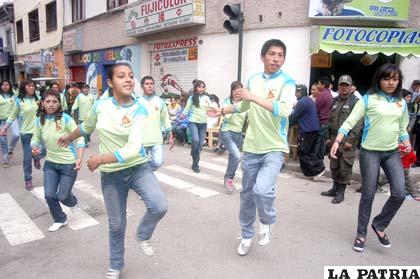 Jóvenes de los Suri Sicuris, muestran su paso ágil pero de movimientos delicados