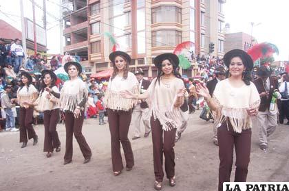 Grace Terán (la tercera desde la derecha) Miss Oruro 2010, en la Morenada Ferrari