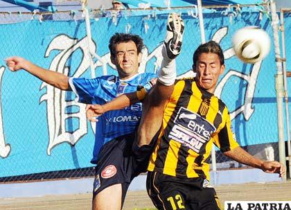 Hernán Boyero y Jair Torrico, disputan el balón
