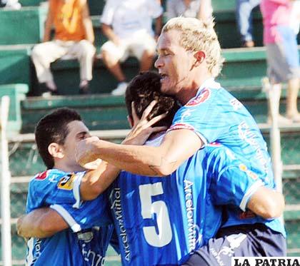 Jugadores de Blooming, festejan el gol del empate