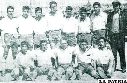 Equipo de Ingenieros de 1955: (parados) Guillermo Pérez, Enrique Arévalo, Eustaquio Mena, Saúl Escalera, Mario Vega, Sinforiano Lima, Jaime Montaño y el dirigente Iván Anaya; (sentados) Dante Lastra, Mario Panoso, Adrián Benitez, Armando Sandoval y Mario Martínez.
