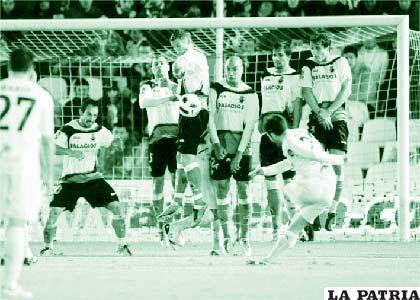 Una acción del partido entre Racing y Villarreal