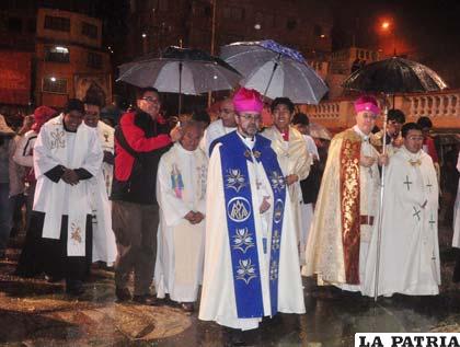 Feligreses dicen que la lluvia fue porque la Virgen está enojada por los problemas creados en torno al Carnaval