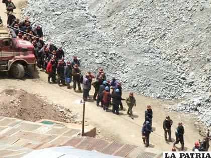 Trabajadores mineros de Huanuni exigen atención a sus demandas y advierten con movilizaciones