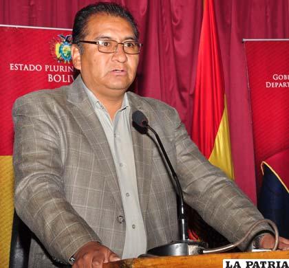 Santos Tito Veliz, gobernador del Departamento Autónomo de Oruro en conferencia de prensa