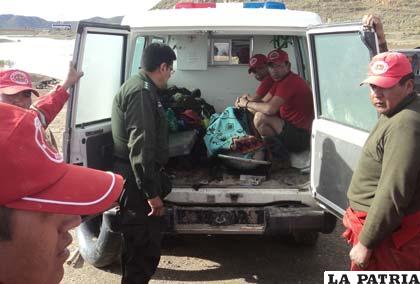 Bomberos custodian el cuerpo que fue encontrado en el río Desaguadero