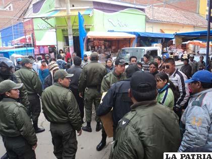 Efectivos policiales se llevan el cajón que iba a ser robado por las presuntas antisociales