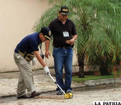 Policías realizan rastrillaje como parte de la investigación que iniciaron por la balacera en la que perdió la vida un joven 