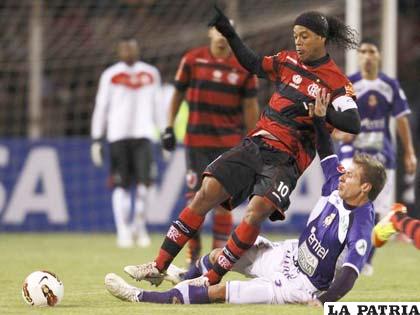 Ronaldinho fue el artífice para la clasificación de Flamengo