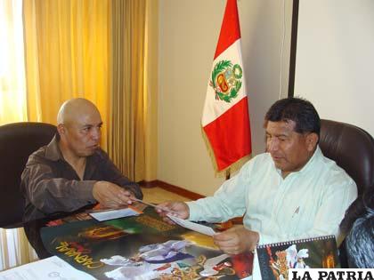 Pedro Ramos, entregó al alcalde de Tacna, Fidel Carita Monroy, el proyecto de desarrollo turístico