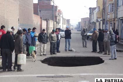 Ciudadanos preocupados por el boquete en la calle Iquique, piden pronta reparación del espacio público a fin de evitar accidentes