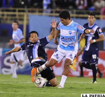 Edson Zenteno intenta hacerse del balón