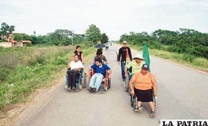 A pesar de haberse iniciado el diálogo, los discapacitados permanecen con su medida