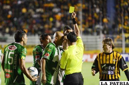 Hostin Prado le muestra la tarjeta amarilla a Argüello